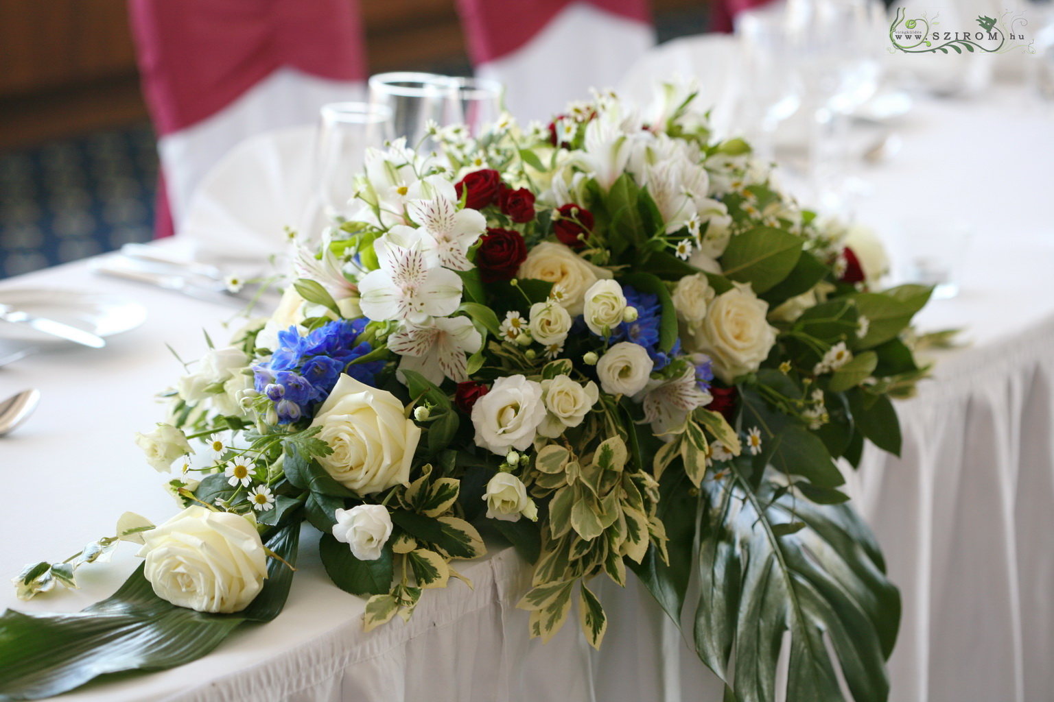 Blumenlieferung nach Budapest - Der Haupttisch Dekoration (Rose, Spray Rose, Delphinium, Alstroemeria, weiß, blau, rot) Marriott Hotel, Budapest