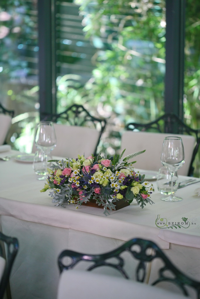 flower delivery Budapest - Main table centerpiece with wild flowers (spray rose, lisianthus, chamomile, eringium, pink, blue) Pavillon de Paris, Budapest, wedding