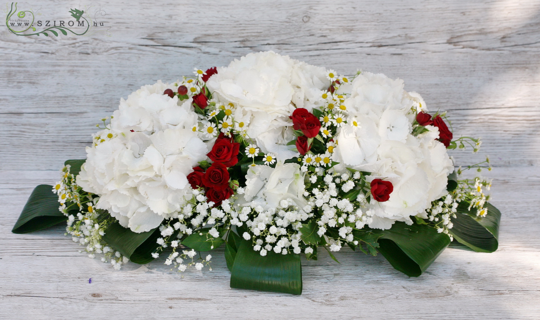 Virágküldés Budapest - Főasztaldísz (hortenzia, bokros rózsa, kamilla, fehér, vörös), esküvő