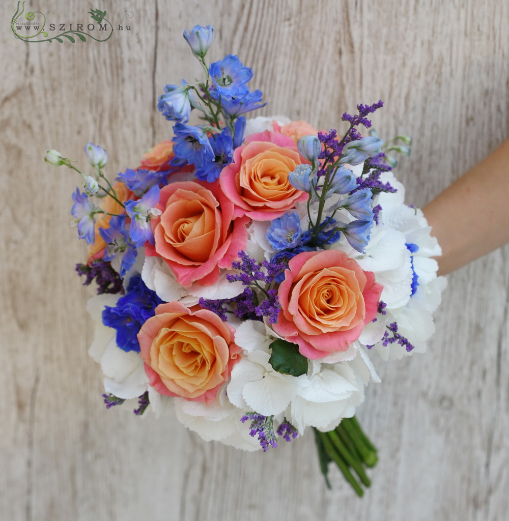 menyasszonyi csokor (hortenzia, delphinium, rózsa, sóvirág, kék, narancssárga, fehér)