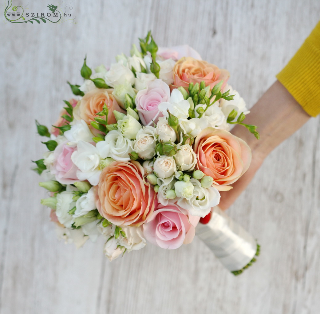 menyasszonyi csokor (bokros rózsa, rózsa, frézia, liziantusz, barack, fehér, rózsaszín)