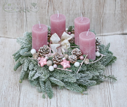 Blumenlieferung nach Budapest - Adventskranz mit rosafarbigen Kerzen auf lebendem Kiefernhintergrund  (35cm)