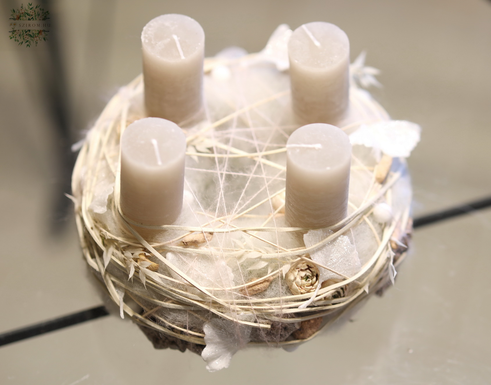 flower delivery Budapest - Advent wreath modern, white, with shiny gingko leaves