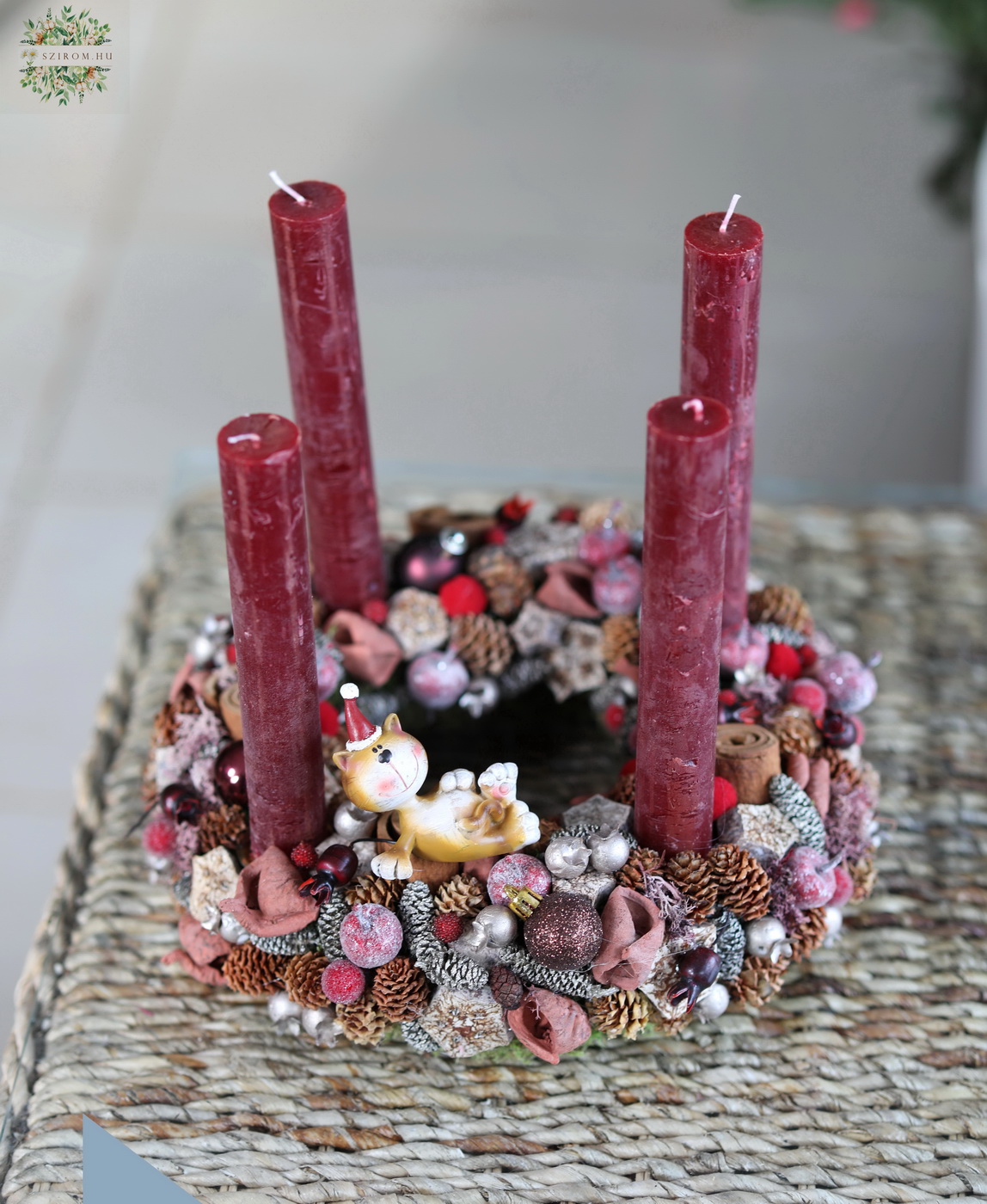 Blumenlieferung nach Budapest - Adventskranz groß, mit Katze, burgunderrot