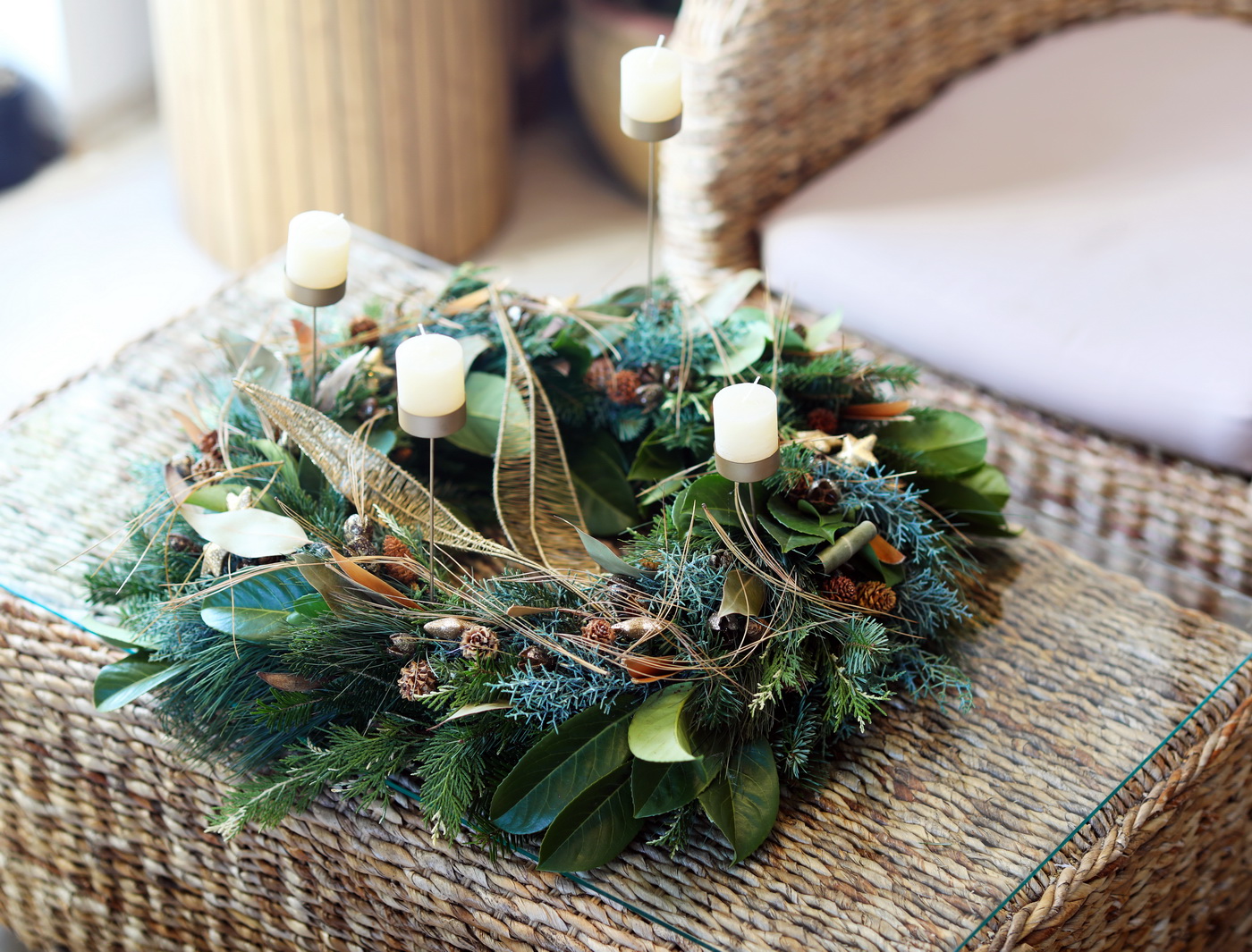 Virágküldés Budapest - Adventi koszorú nagy élő fenyős, kézműves drót levelekkel