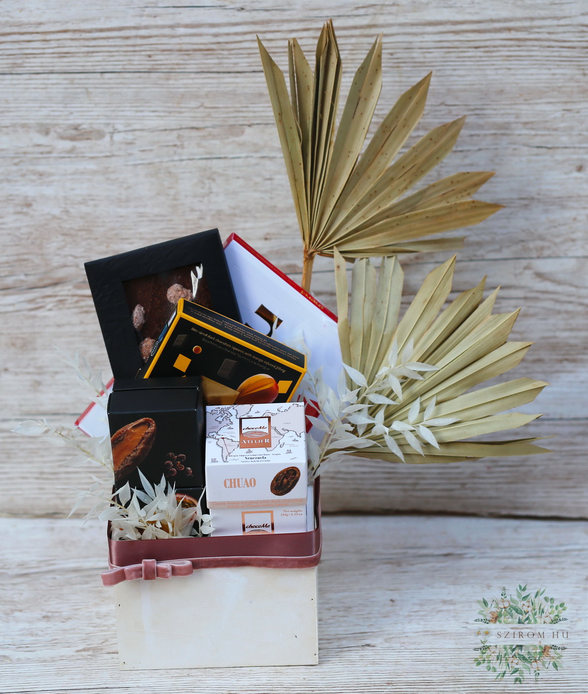 Blumenlieferung nach Budapest - Geschenkbox mit besonderen Pralinen, natürliche Dekoration