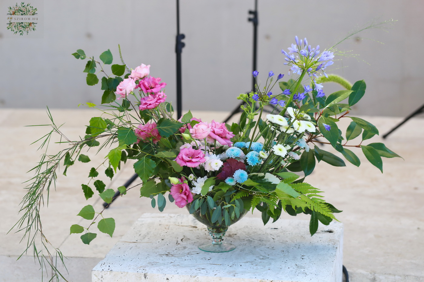 Virágküldés Budapest - Holdkaréj alakú virágdísz (kék, rózsaszín, liziantusz, santini, agapanthus, Budapest, Aranybástya Étterem)