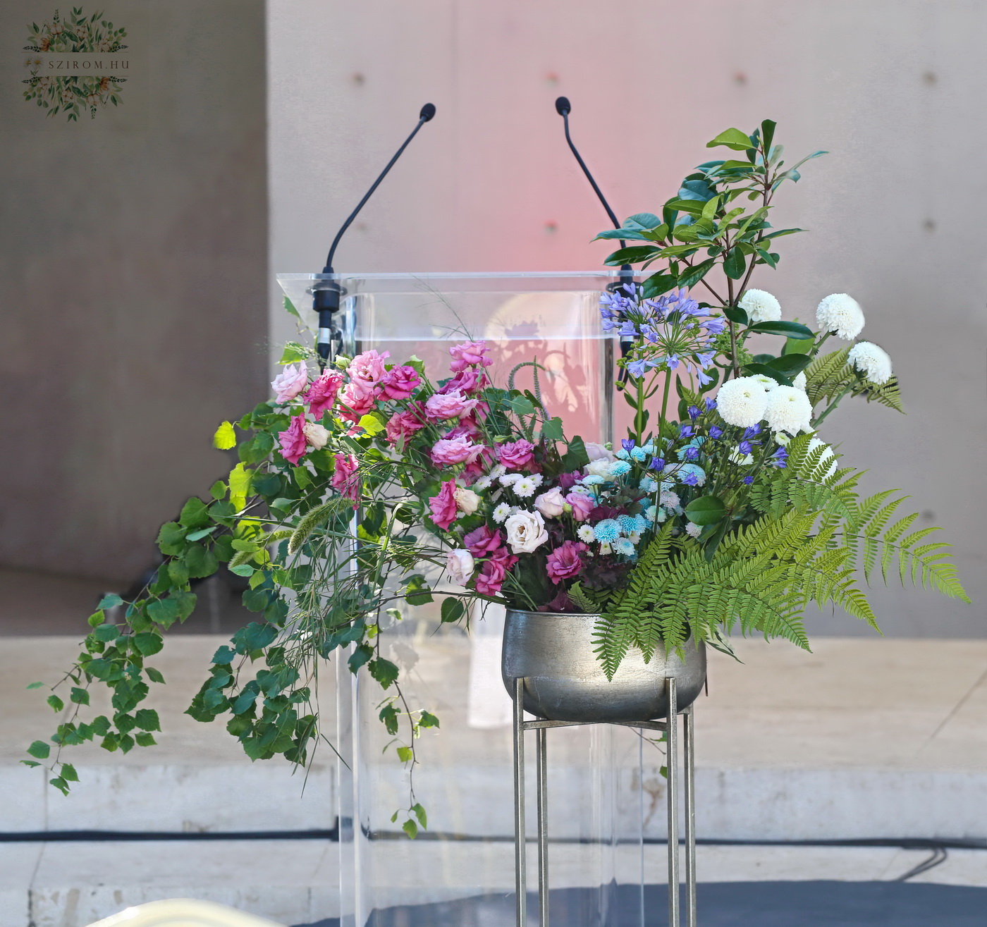 flower delivery Budapest - Standing flower decoration for event, wedding, blue, pink (lisianthus, agapanthus, santini, krizi, Aranybástya restaurant Budapest)