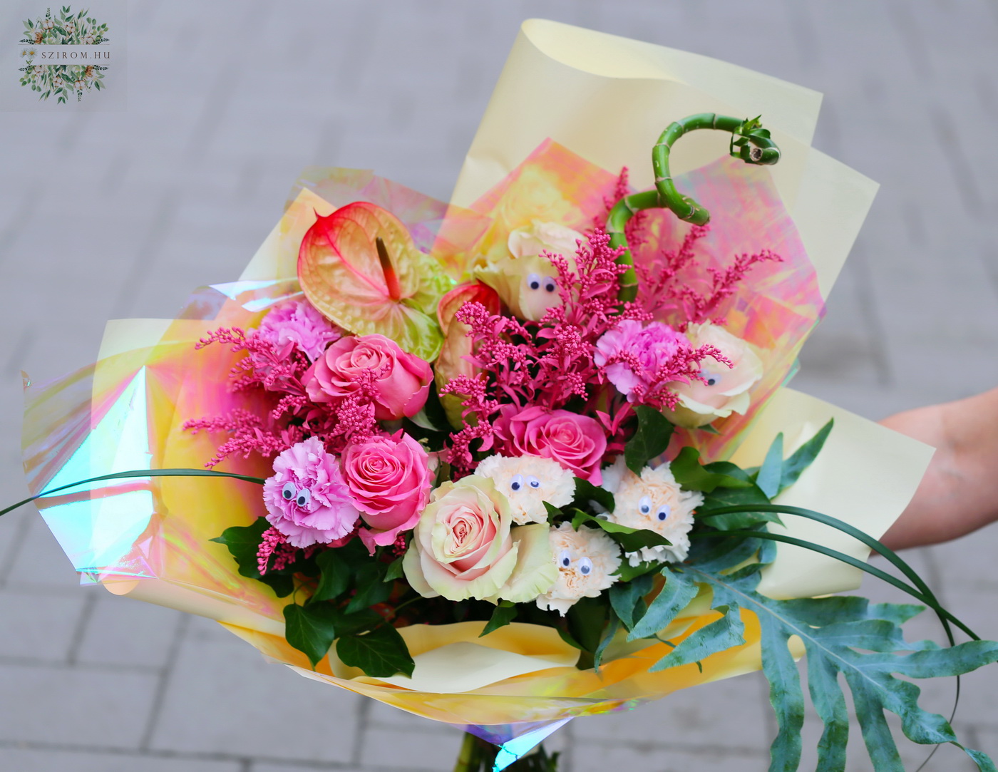 Blumenlieferung nach Budapest - Fröhlicher Halbmondstrauß mit Augen (16 Stränge)