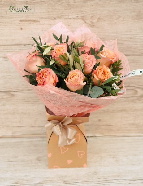 flower delivery Budapest - 15 peach roses with greenery in paper vase