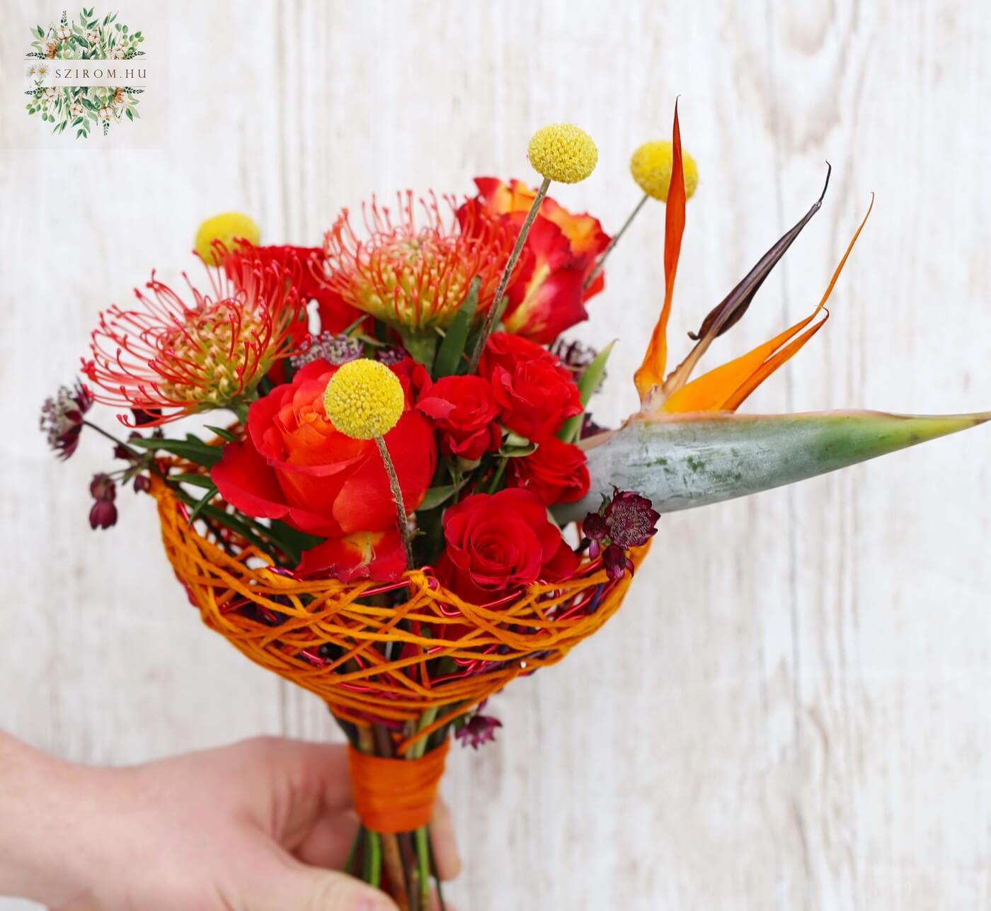Blumenlieferung nach Budapest - kleinere orangefarbener Strauss mit Strelitzia Blumen