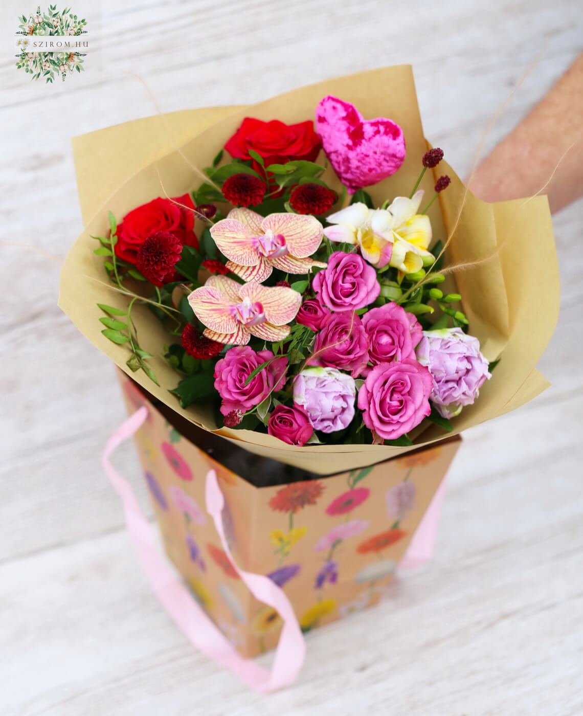 Blumenlieferung nach Budapest - kleiner gemischter Strauß in einer tragbaren Blumentasche mit Henkeln