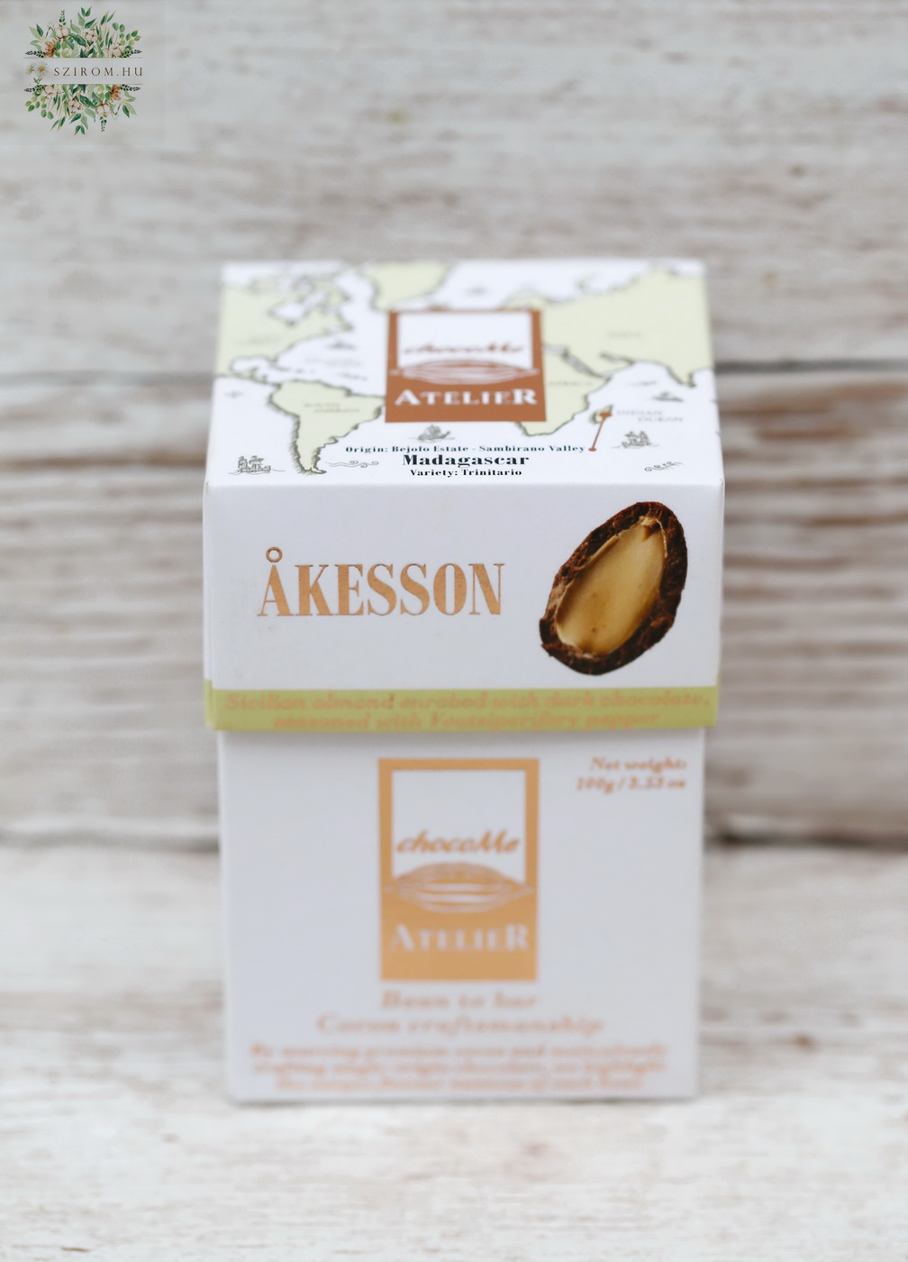Virágküldés Budapest - ChocoMe Atelier Akesson kakaóbabból készült étcsokoládéval bevont szivíliai mandula madagaszkári vadborssal fűszerezve 100g