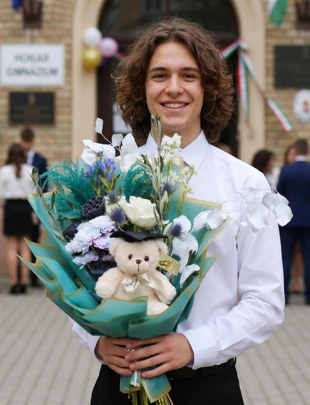 Blumenlieferung nach Budapest - Türkisfarbener Blumenstrauß mit Abschluss-Teddybär