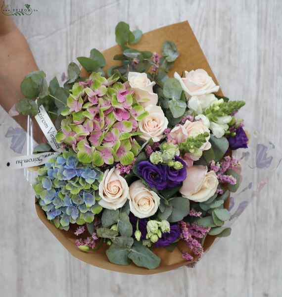 Blumenlieferung nach Budapest - Blumenstrauß aus Hortensien, Rosen und Lisianthus (16 Stiele)