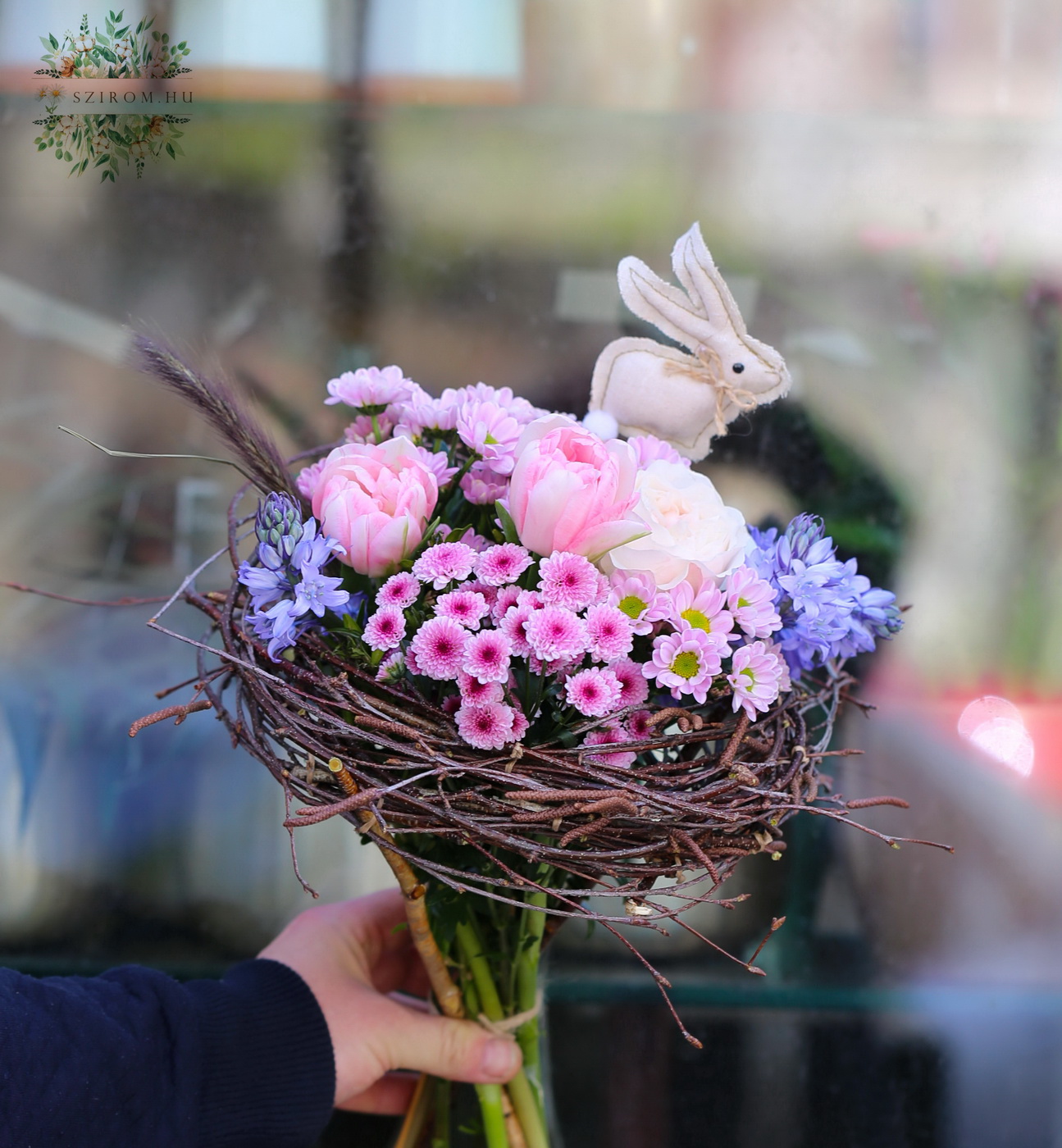 Blumenlieferung nach Budapest - Neststrauss mit Hase