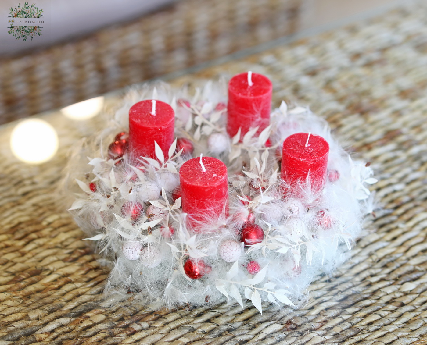 Blumenlieferung nach Budapest - Flauschiger Adventskranz mit roten Kerzen (30 cm)