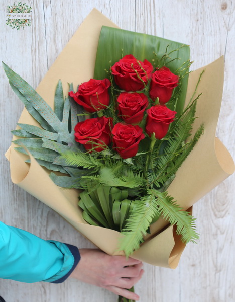 Blumenlieferung nach Budapest - 7 Rosen mit speziellen Grünen, Kraftpapier
