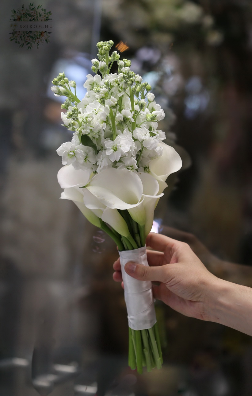 Virágküldés Budapest - letisztult menyasszonyi csokor (viola, kála, fehér)