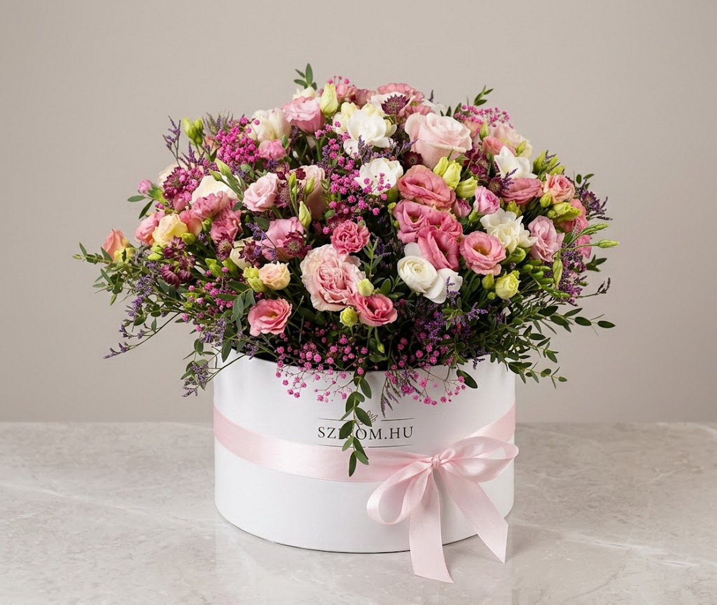 Virágküldés Budapest - Óriás virágdoboz rózsazsín rózsával, liziantusszal, apró virágokkal (55 szál)