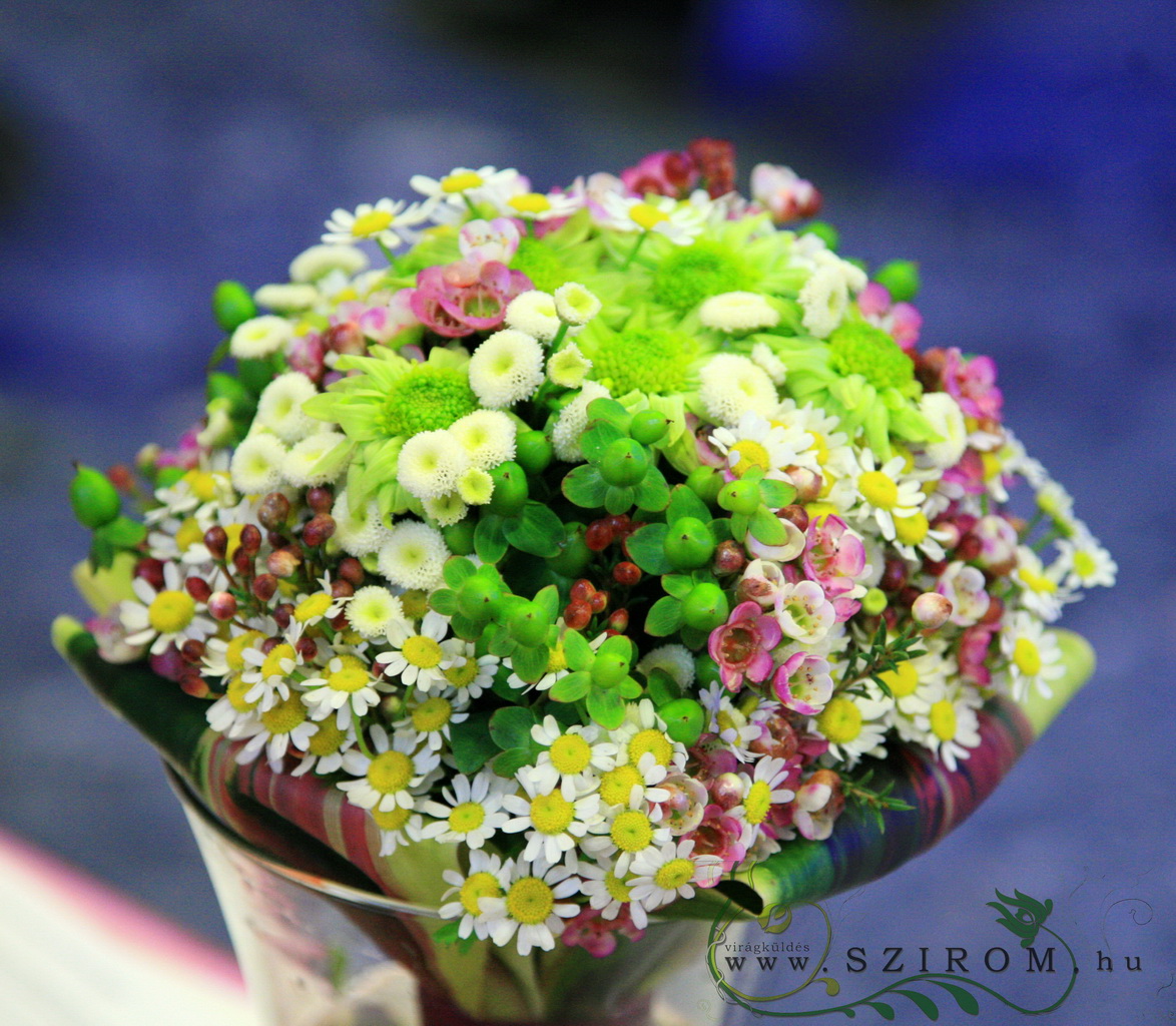 menyasszonyi csokor (apró virágokból, bogyókból, kamilla, wax, hypericum, santini, zöld , fehér, rózsaszín)