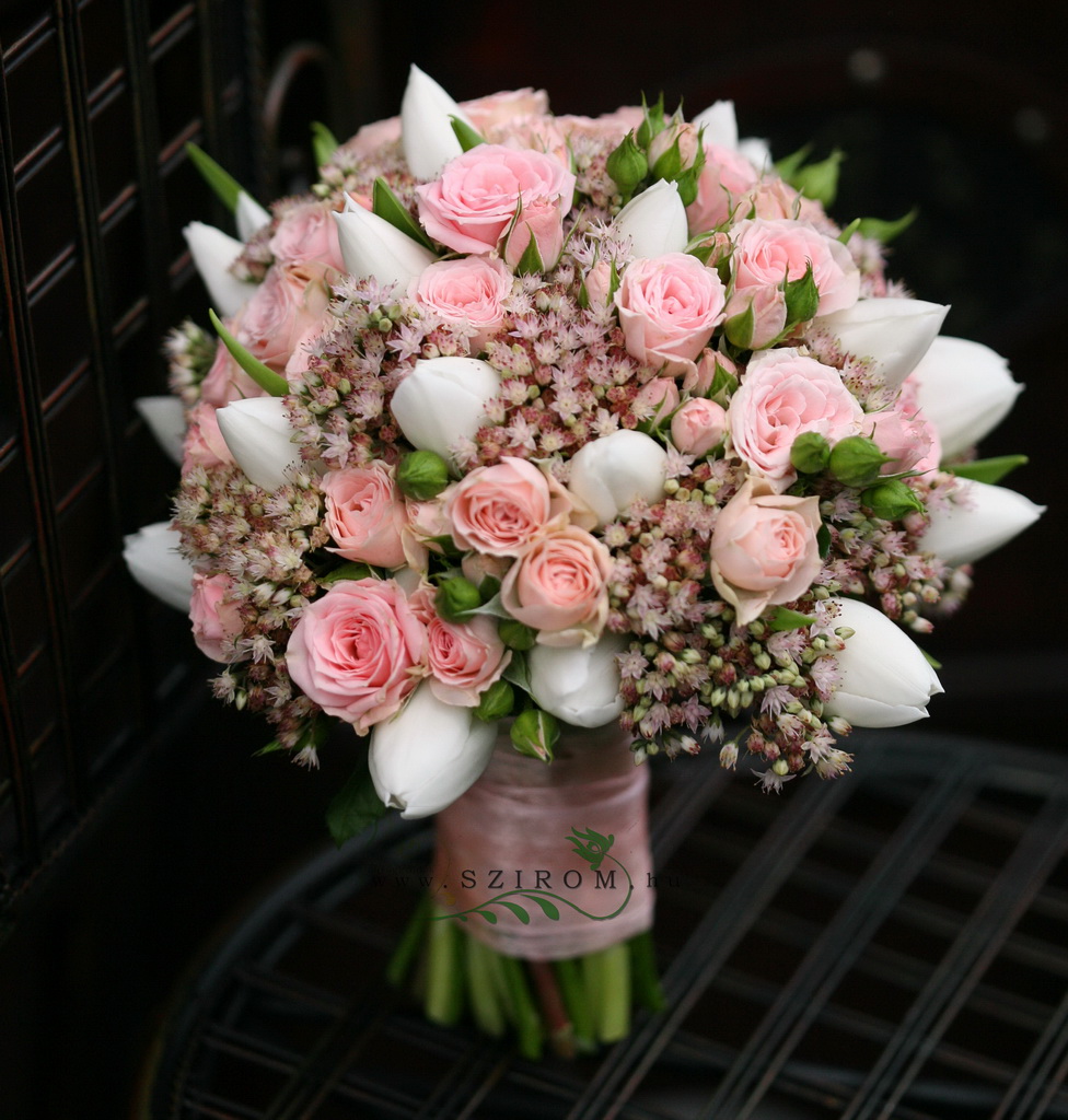 Virágküldés Budapest - menyasszonyi csokor (bokros rózsa, tulipán, sedum, rózsaszín)