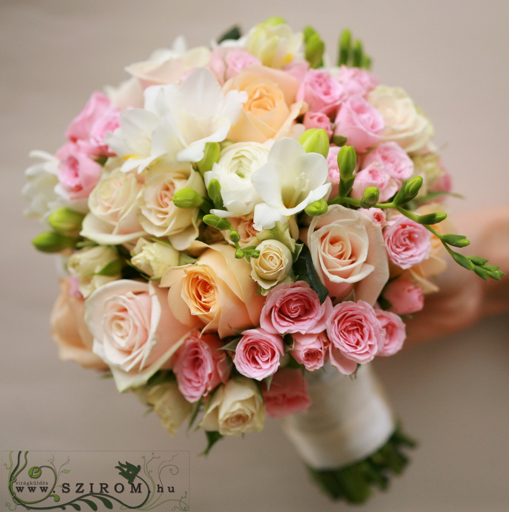 menyasszonyi csokor (rózsa, bokros rózsa, boglárka, frézia, fehér, barack, rózsaszín)