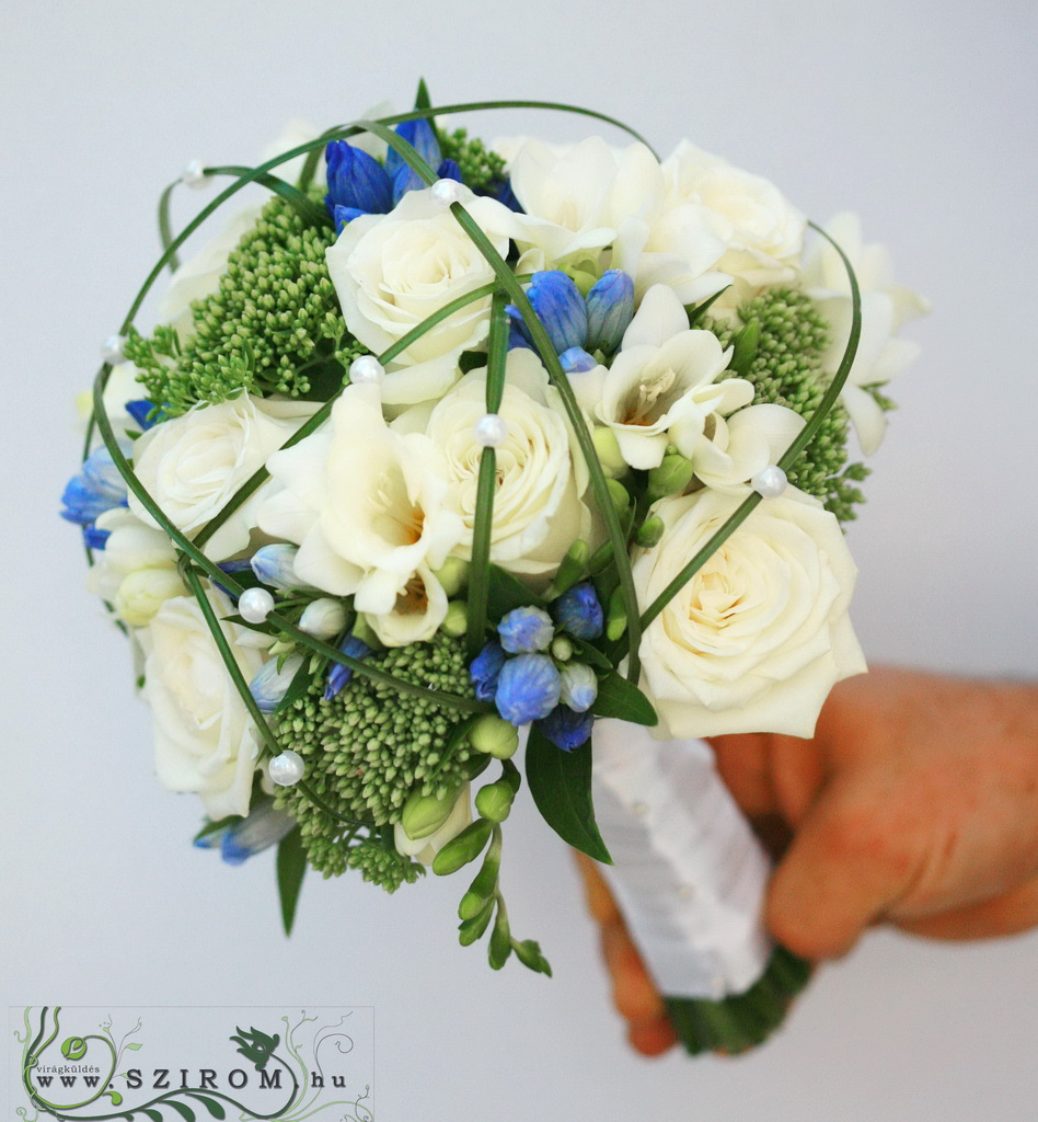 menyasszonyi csokor (rózsa, frézia, encián, kék, fehér)