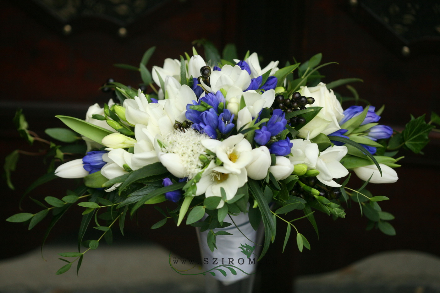 menyasszonyi csokor (rózsa, frézia, encián, kék, fehér)