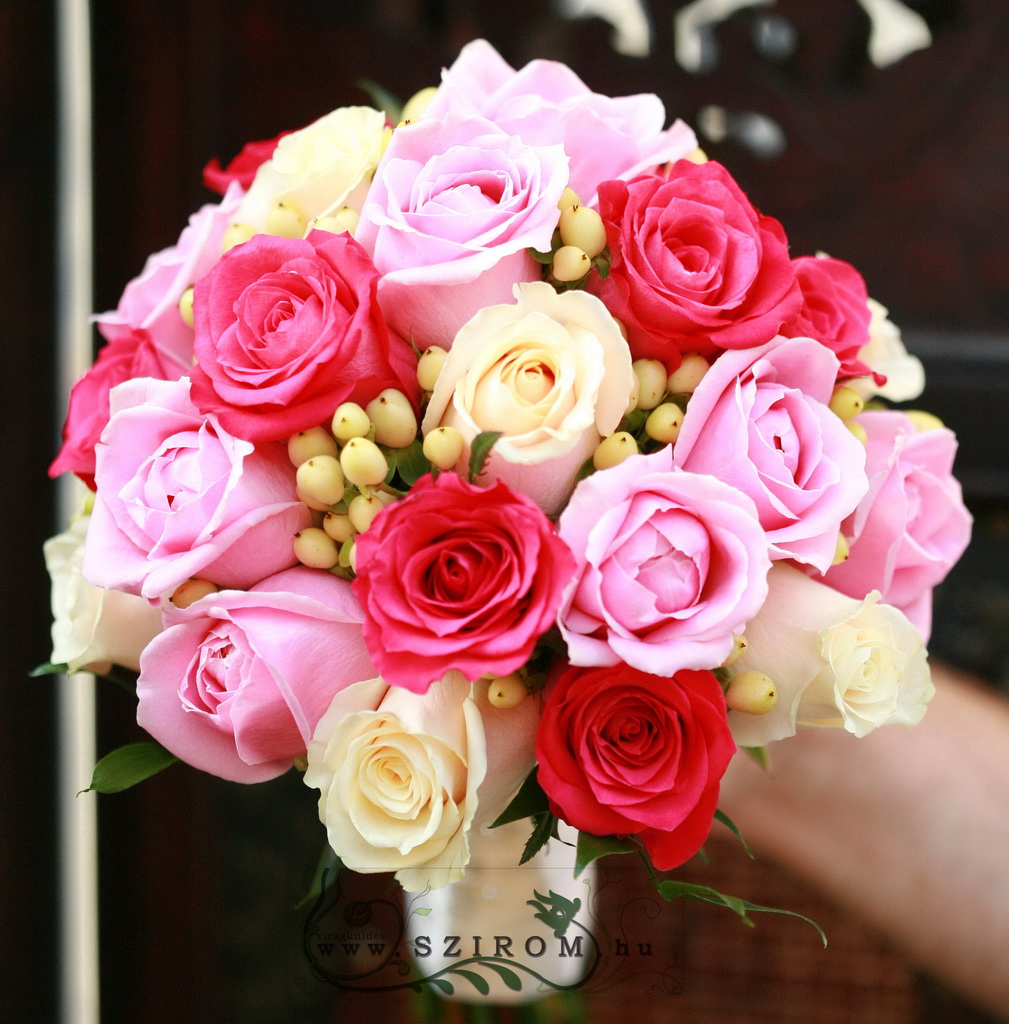 menyasszonyi csokor (rózsa, hypericum, rózsaszín, krém)
