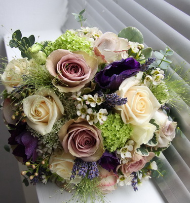 Blumenlieferung nach Budapest - Wild style lila Rosen-Blumenstrauß (13 + 10 Stiele)