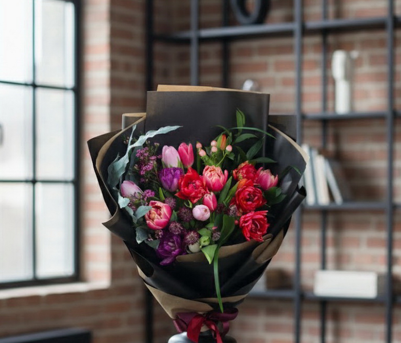 Virágküldés Budapest - Színes tulipánok izzó színekben, apró virágokkal (19 szál)