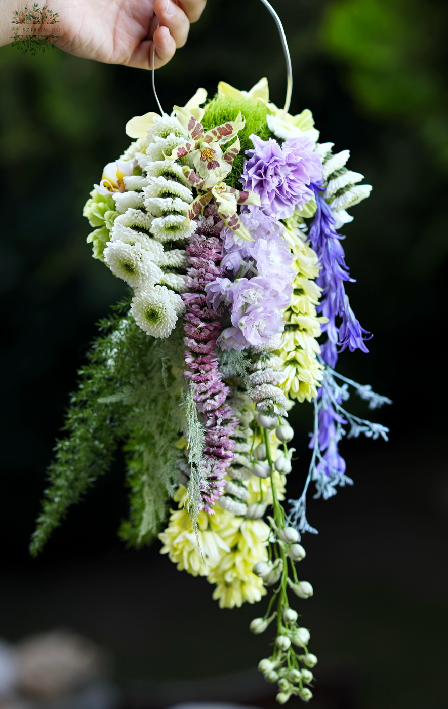 Blumenlieferung nach Budapest - Moderner Krizi-Blumenstrauß mit Blumengirlanden (Krizi, Rittersporn, Orchidee, Lavendel, Lila, Creme)