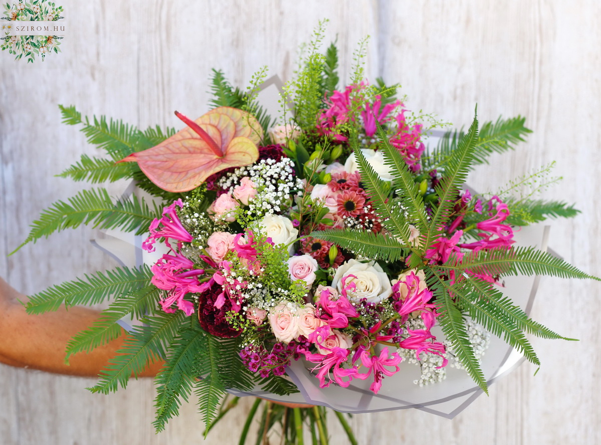 Blumenlieferung nach Budapest - 30-Stiel-Strauß mit Nerine, Athurium, Rosen und kleinen Blumen