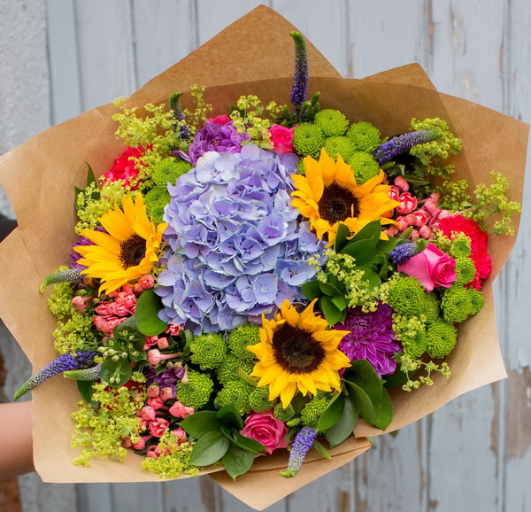 Blumenlieferung nach Budapest - Riesiger Blumenstrauß mit bunten Blumen (27 Stiele)