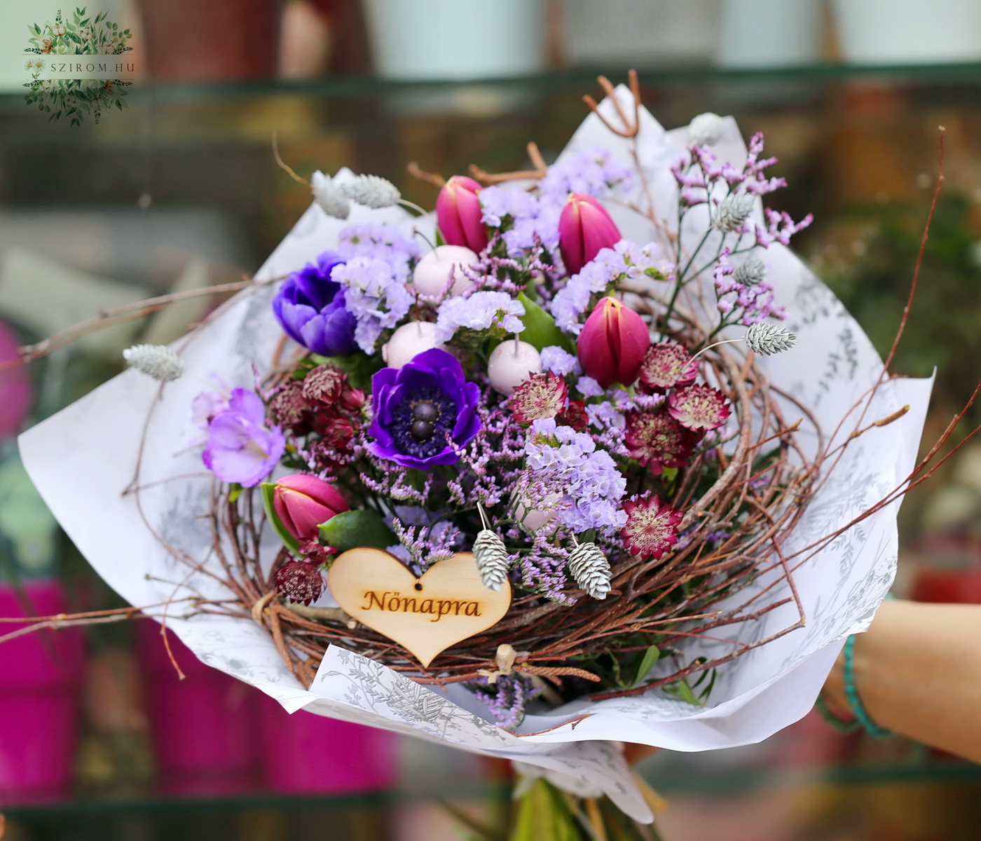 Virágküldés Budapest - Nőnapi csokor tulipánnal, apró lila virágokkal (14 szál)