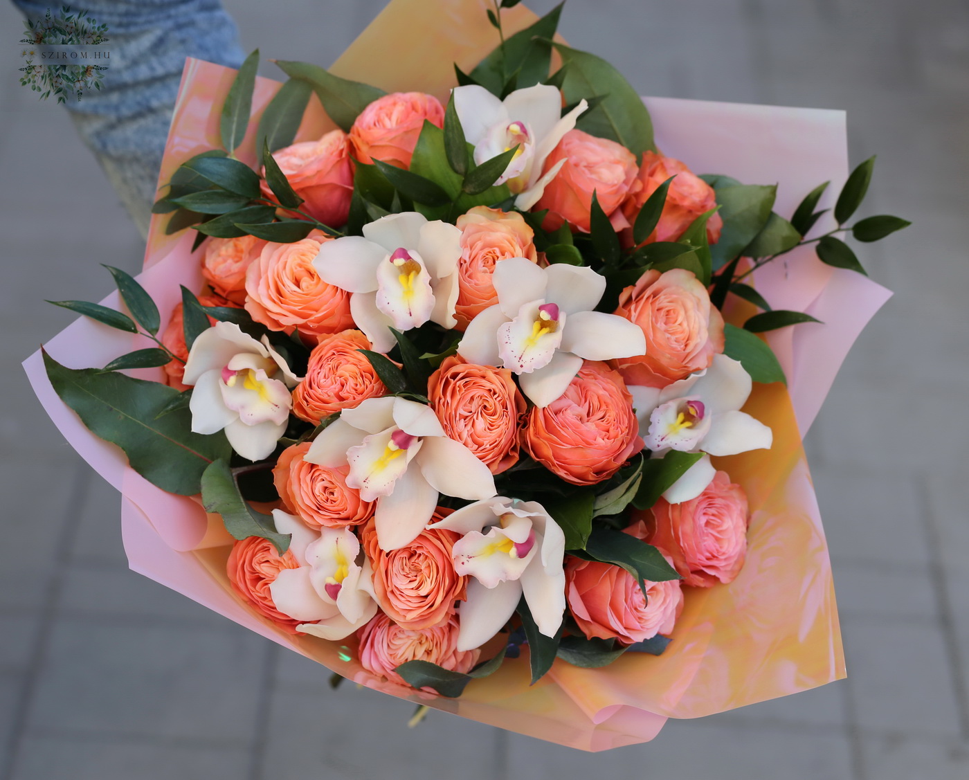 Blumenlieferung nach Budapest - pfirsichfarbener Strauß aus Cymbidium und Rosen (8+18 Blüten)