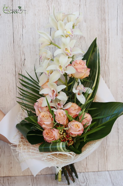 Blumenlieferung nach Budapest - Hoher Strauß mit 10 Pfirsichrosen und einem Orchideenstiel