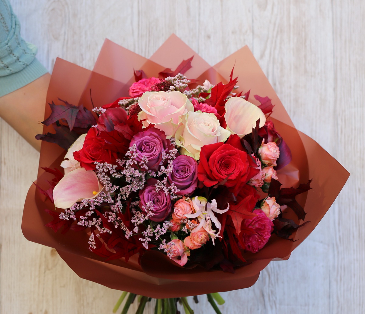 Blumenlieferung nach Budapest - Großer Herbststrauß mit roten Herbstblättern, Rosen, Callas, kleinen Blüten (27 Stiele)