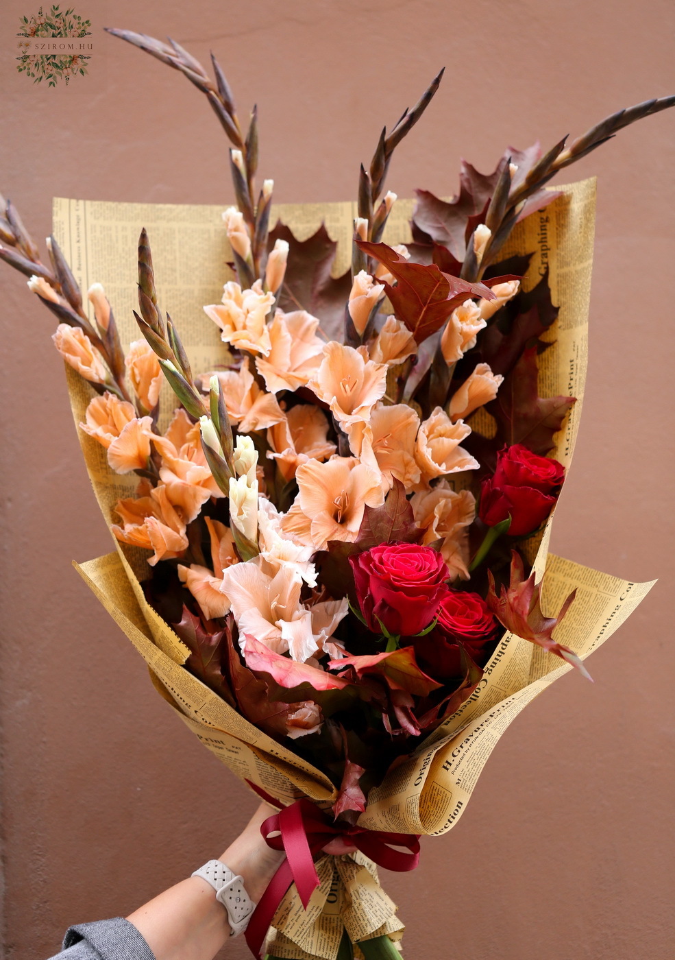 flower delivery Budapest - Autumn red rose bouquet with mocha mouse gladiolus