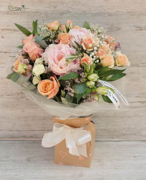 Blumenlieferung nach Budapest - Runder Strauß in Papiervase mit Pfirsichrosen, Pfingstrosen, kleinen Blüten (22 Stiel)