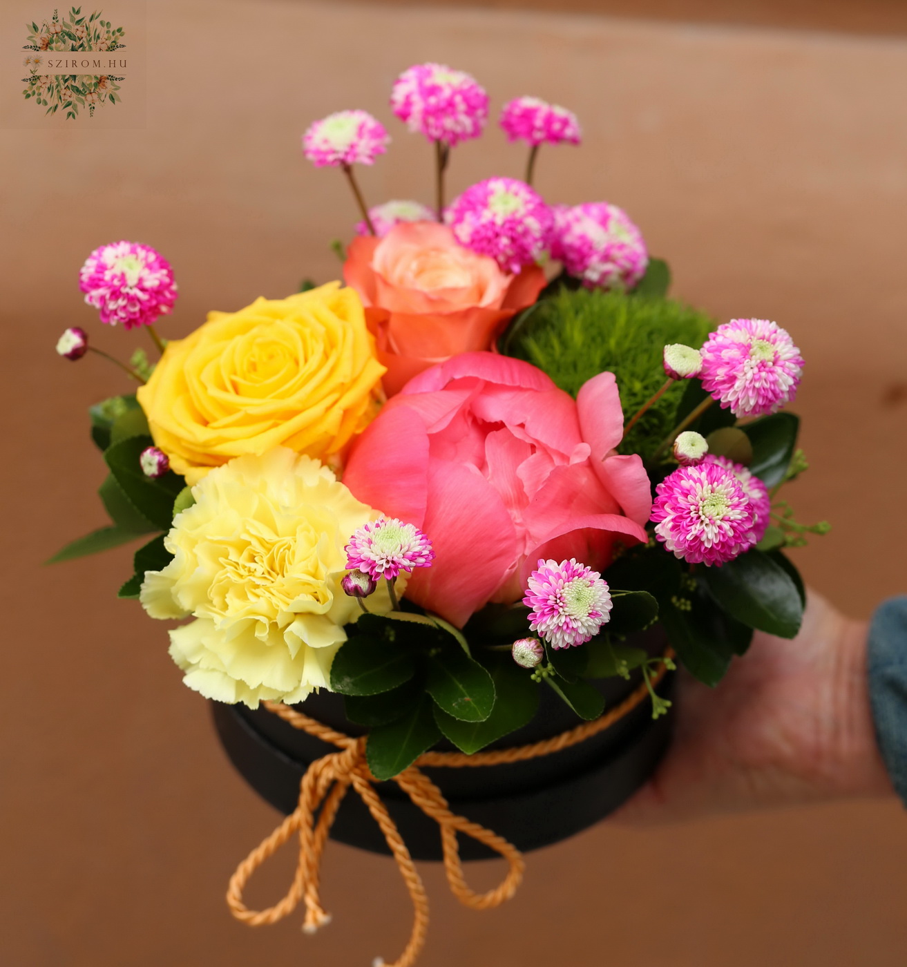 Blumenlieferung nach Budapest - Kleine Sommerblumenbox mit intensiv farbigen Blüten (6 Stiele)