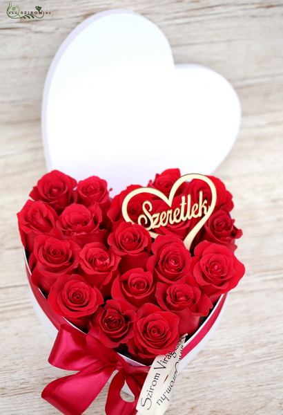 Virágküldés Budapest - Szív doboz 19 vörös rózsával, szeretlek felirattal