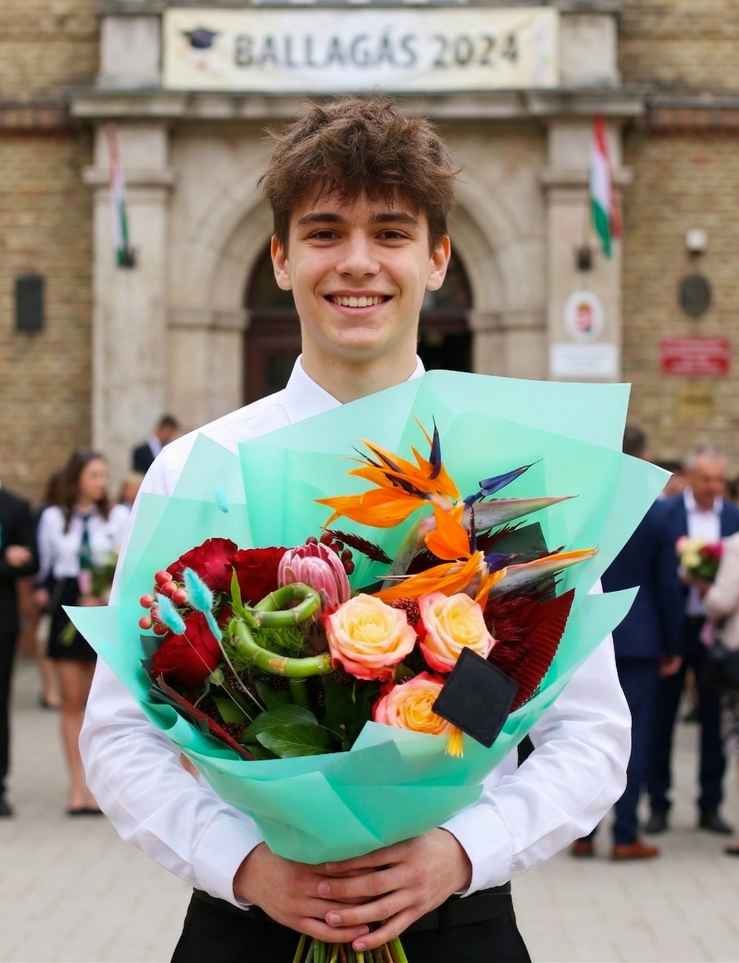 Blumenlieferung nach Budapest - Abschlussstrauß mit tropischen Blumen (Strelitzie, Protea, Glücksbambus)