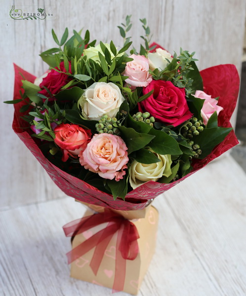 Blumenlieferung nach Budapest - 15 gemischte Rosen mit Grün in Papiervase