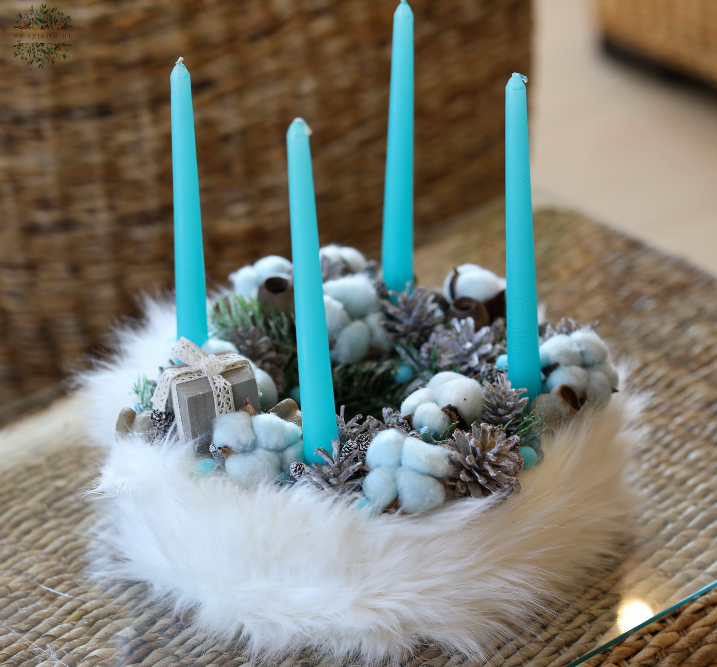 Virágküldés Budapest - Fehér, kék, szőrös adventi koszorú gyapotvirággal (35cm)