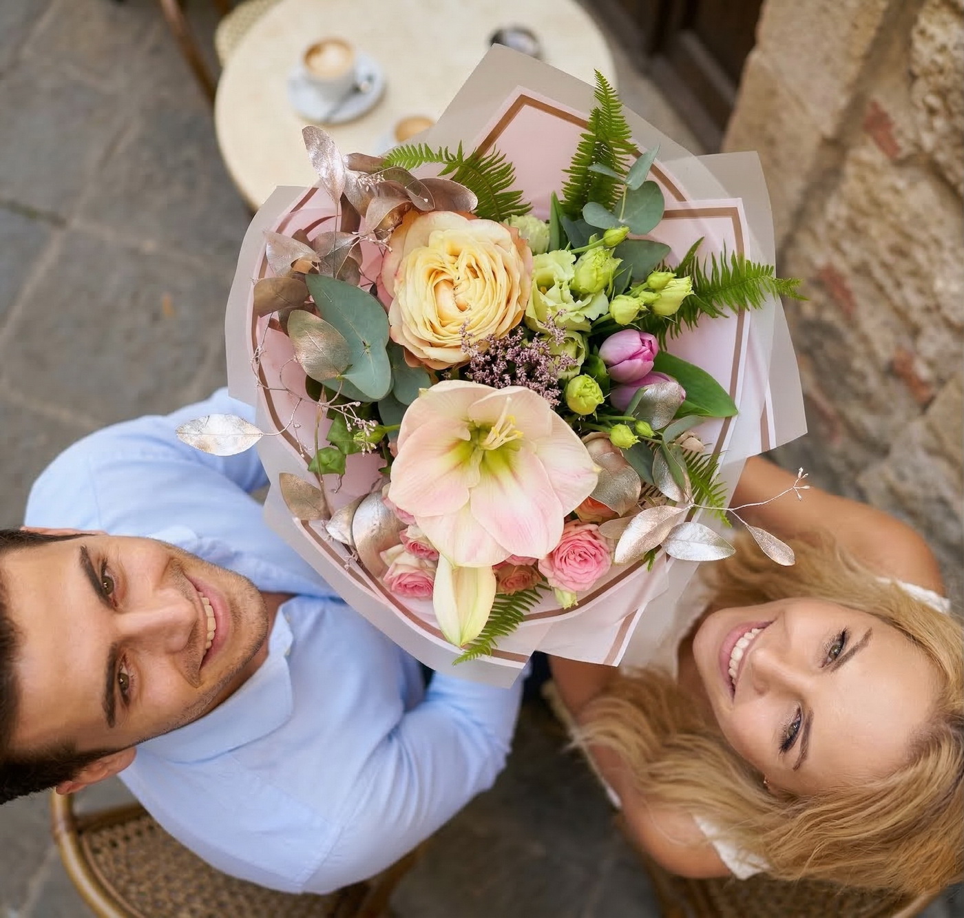 Virágküldés Budapest - Kis kerek csokor amarillisszel (8 szál)