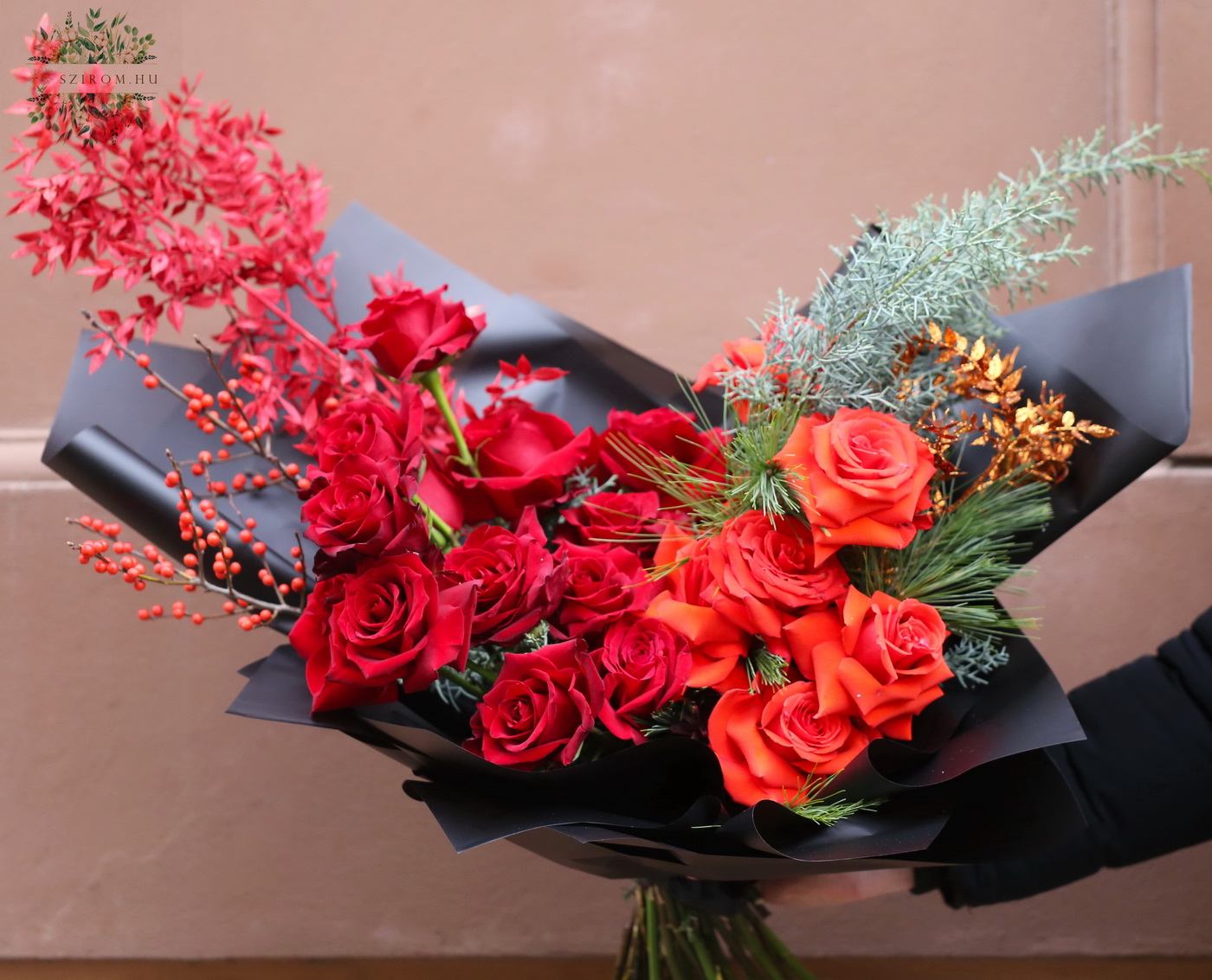 Virágküldés Budapest - Téli, izzó, vörös rózsás félhold csokor 