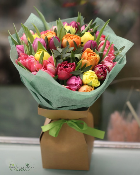 Virágküldés Budapest - dupla szirmú tulipánok papírvázában (25 szál)