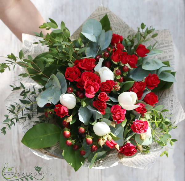 Blumenlieferung nach Budapest - Rote Mini-Rosen, mit weißen Tulpen und Hypericum Beeren (12 Stiele)